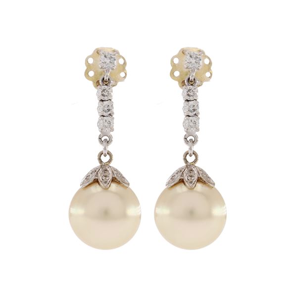 Orecchini pendenti in oro bianco 18kt perle golden e diamanti