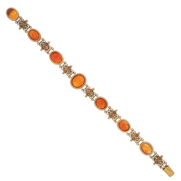 Antique 12 kt yellow gold bracelet with seven engraved carnelian plaques  (early 20th century)  - Auction Jewels and Watches - Colasanti Casa d'Aste