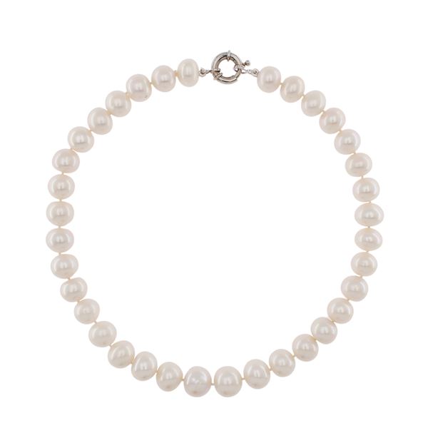 Single strand of pearls necklace with silver clasp  - Auction Jewels and Watches Web Only - Colasanti Casa d'Aste