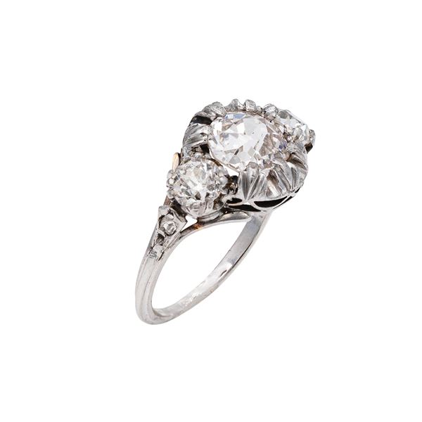 Antico anello in oro bianco 12kt e diamanti taglio vecchio