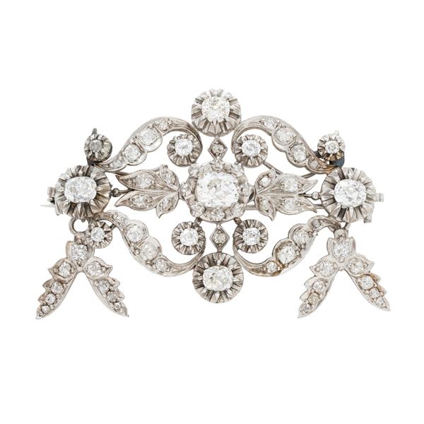 Antique 12kt white gold brooch with old cut diamonds and crowned roses