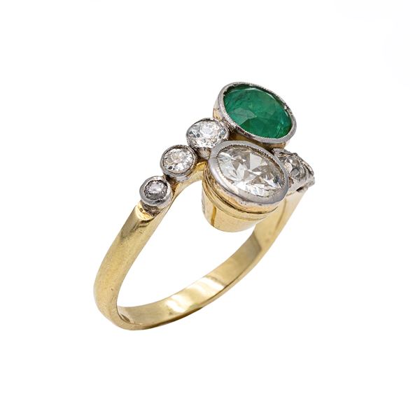 Antico anello contrarié  in oro giallo e bianco 18kt con diamante e smeraldo