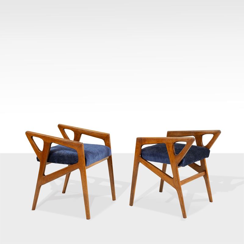 Gio Ponti, Coppia di sgabelli in legno e tessuto imbottito