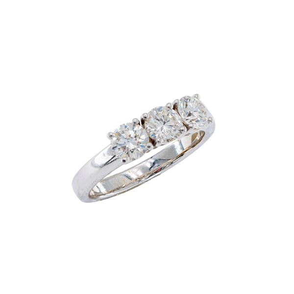 Anello trilogy in oro bianco 18kt e tre diamanti