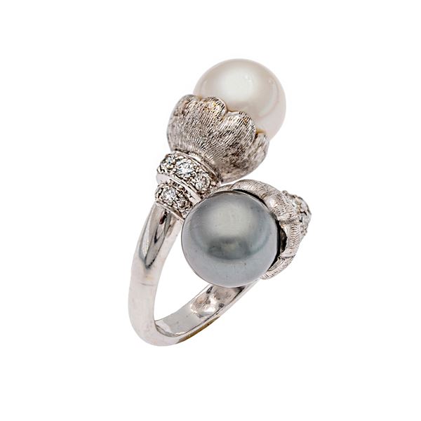 Anello contrarié in oro bianco 18kt liscio e satinato