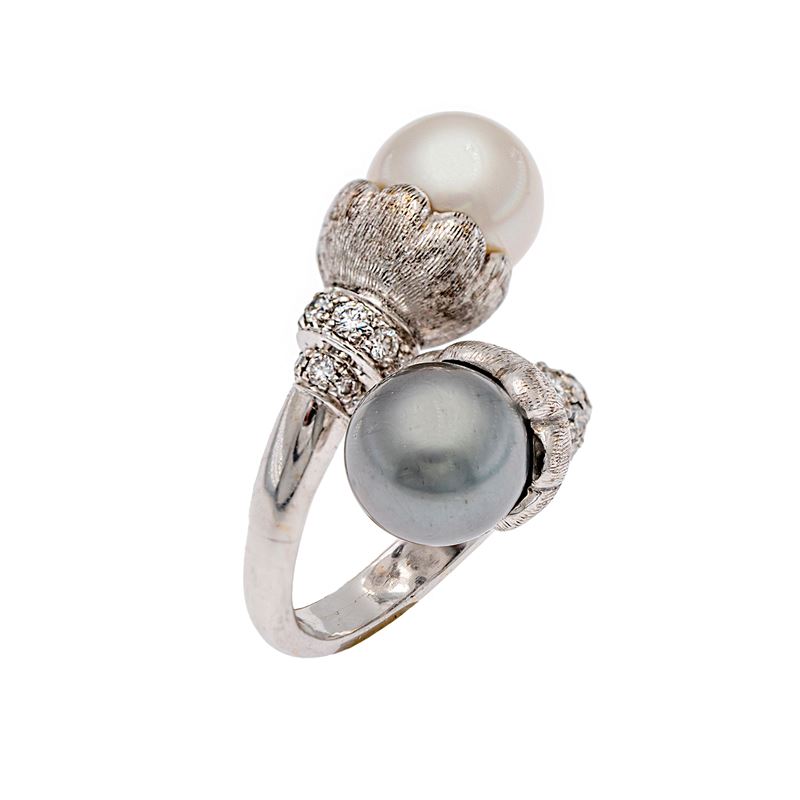 Anello contrarié in oro bianco 18 kt con perle e diamanti