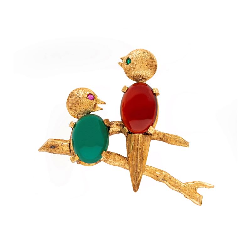 Spilla in oro giallo 18kt con uccellini, corniola e crisoprasio verde