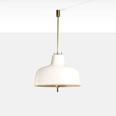 Produttore Venini, Lampada a sospensione in ottone e vetro lattimo, Murano, anni '50