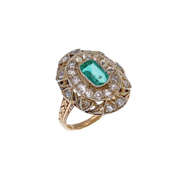 Antico anello in oro e argento smeraldo e rose coroné