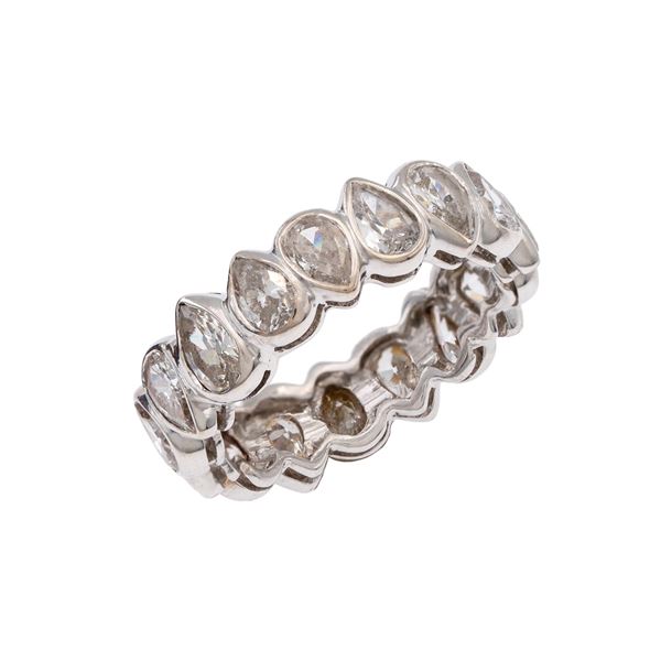 18kt white gold and pear-shaped diamonds ring