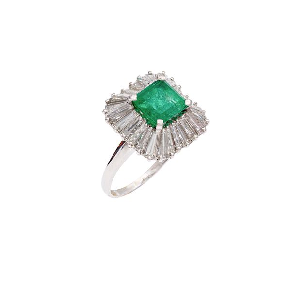 18kt white gold with natural emerald and diamonds Ballerina ring
