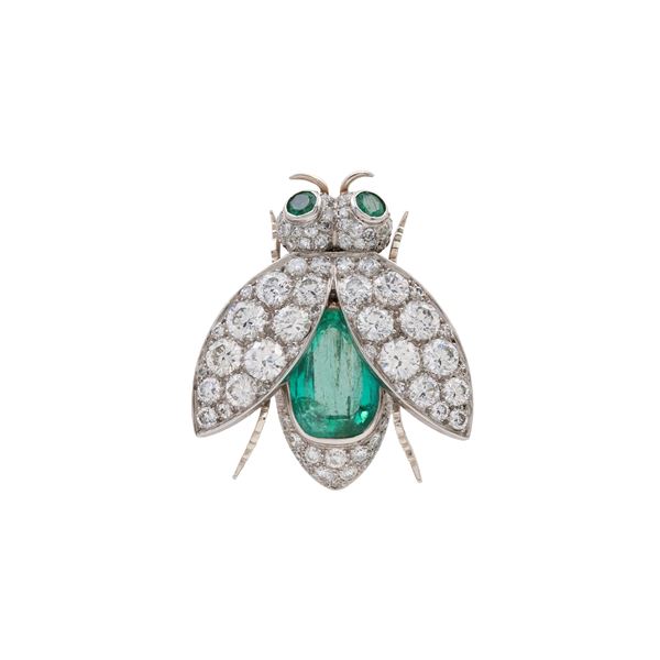 A bee brooch in natural Columbian emerald platinum