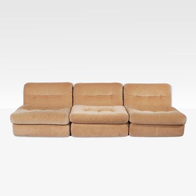 Mario Bellini, Poltrone modello Amanta in fiberglass e tessuto imbottito