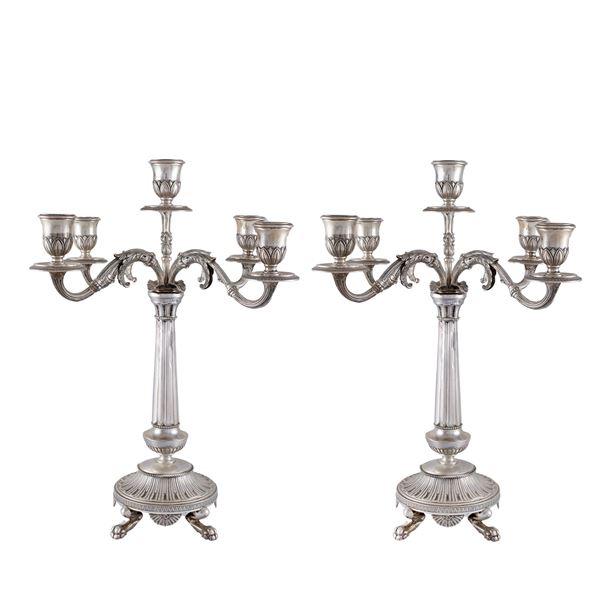 Coppia di candelabri in argento a cinque luci  (Italia, bolli Fascio anni 30-40)  - Asta Argenti e l'Arte della Tavola - Colasanti Casa d'Aste