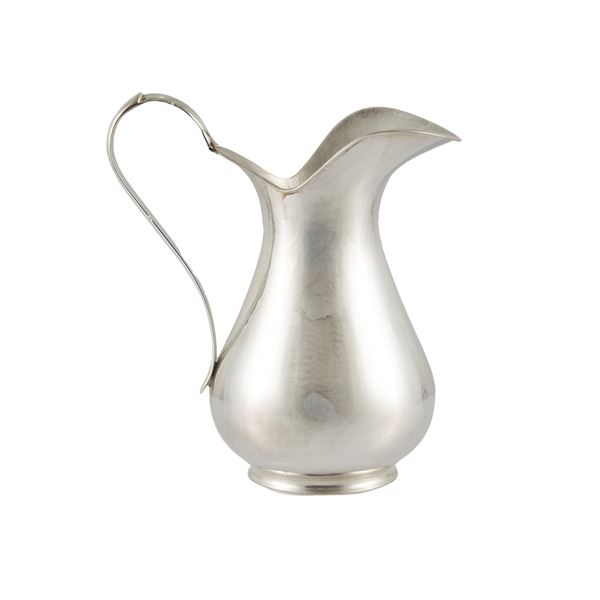 Caraffa in argento battuto