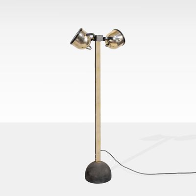 Gae Aulenti e Livio Castiglioni, Lampada da terra Trepiù in metallo cromato e verniciato con base...