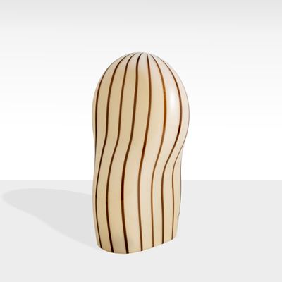 Lino Tagliapietra, Lampada da tavolo in vetro lattimo incamiciato rigato, Murano, anni '70-'80