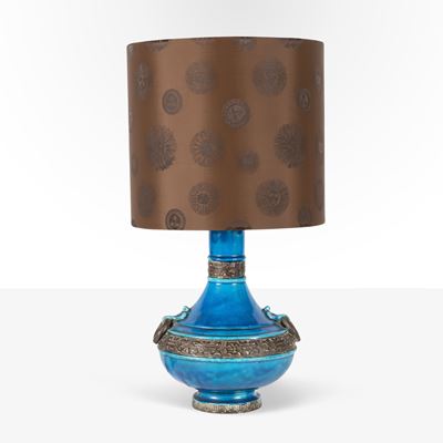 Ugo Zaccagnini, Lampada da tavolo in ceramica policroma con paralume in tessuto Fornasetti