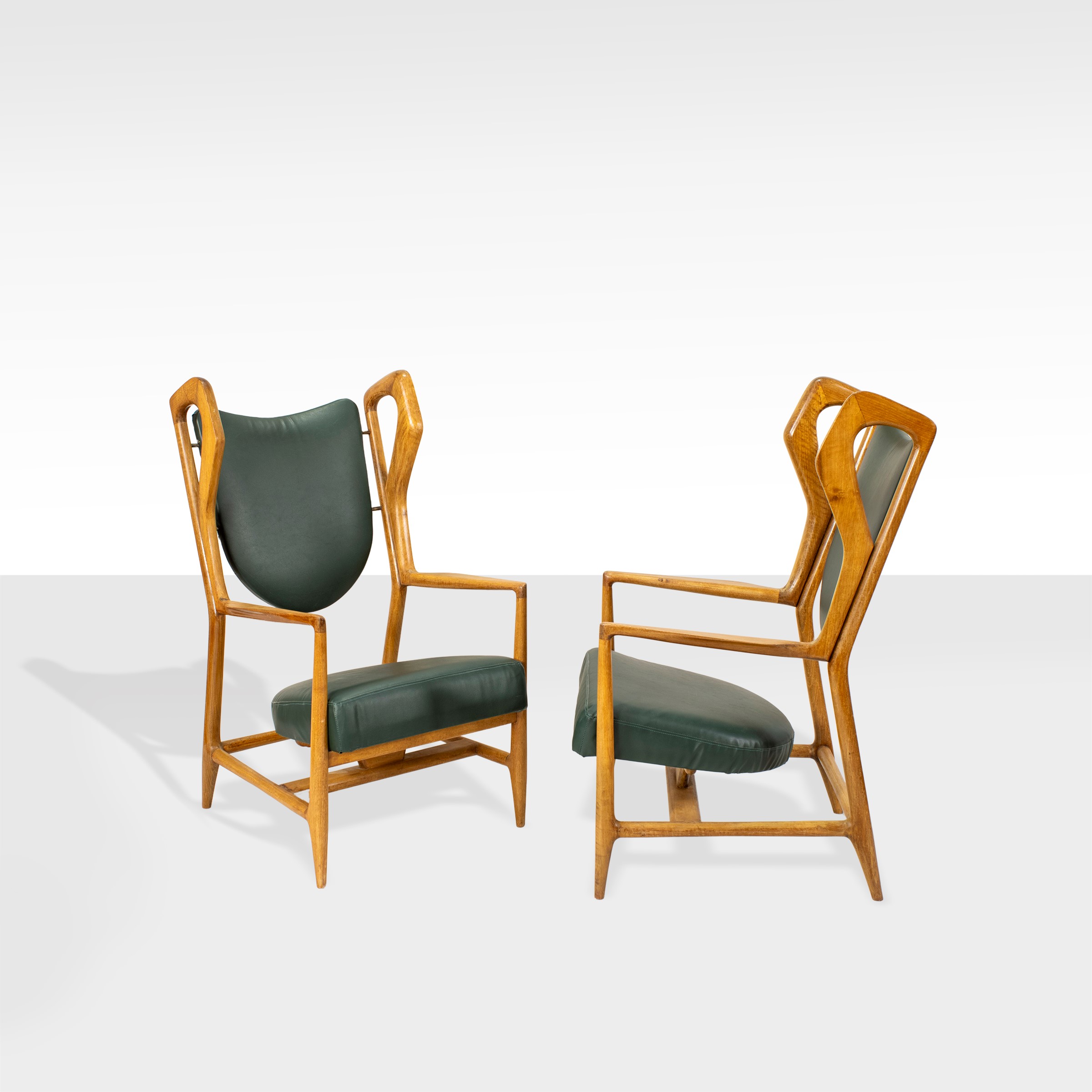 Gio Ponti, Coppia di poltrone mod. Triennale in legno, ottone e tessuto imbottito