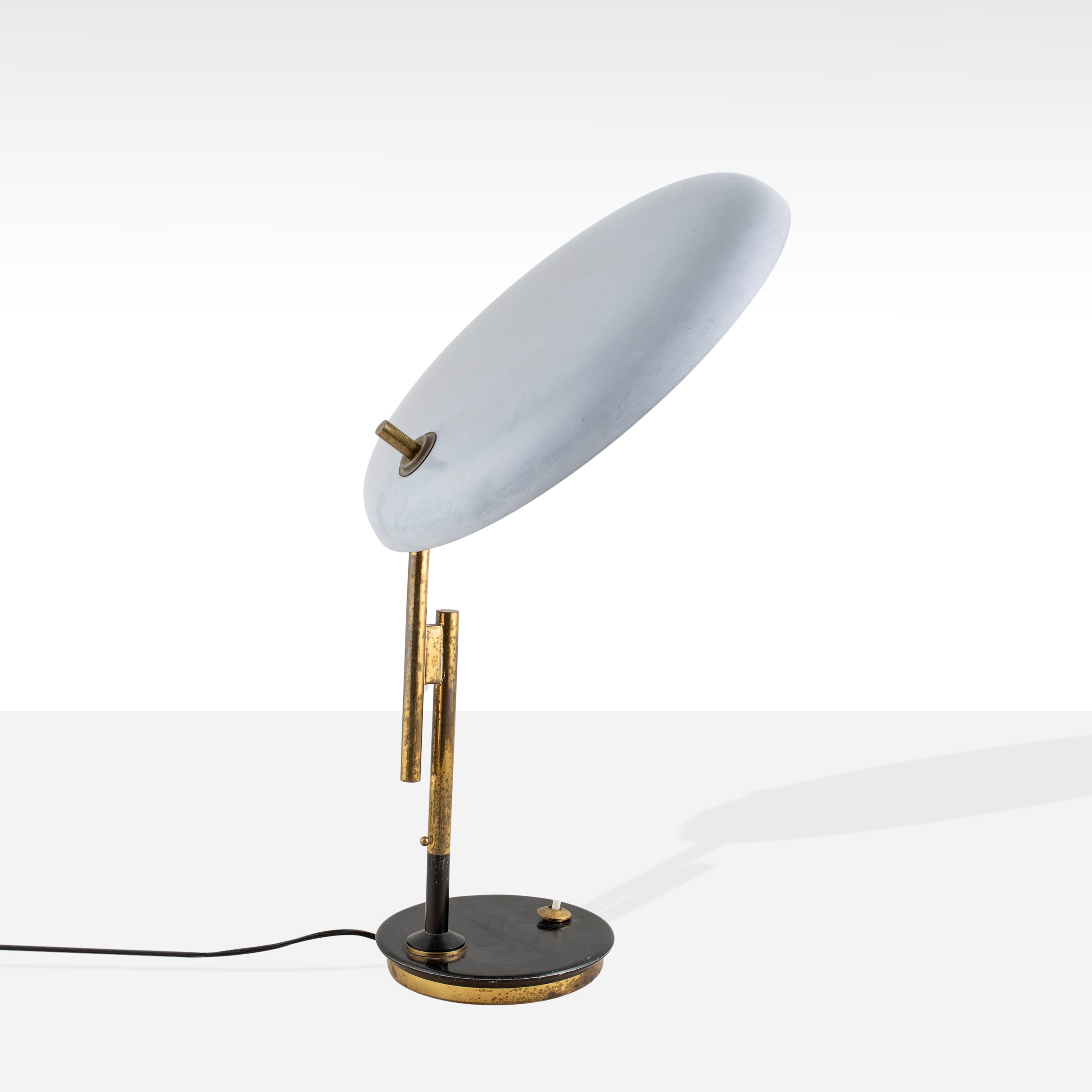 Oscar Torlasco, Lampada da tavolo modello 555, metallo verniciato, vetro trasparente e ottone