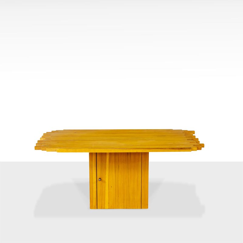 Manifattura italiana, Tavolino basso in legno e ottone con vano portabicchieri