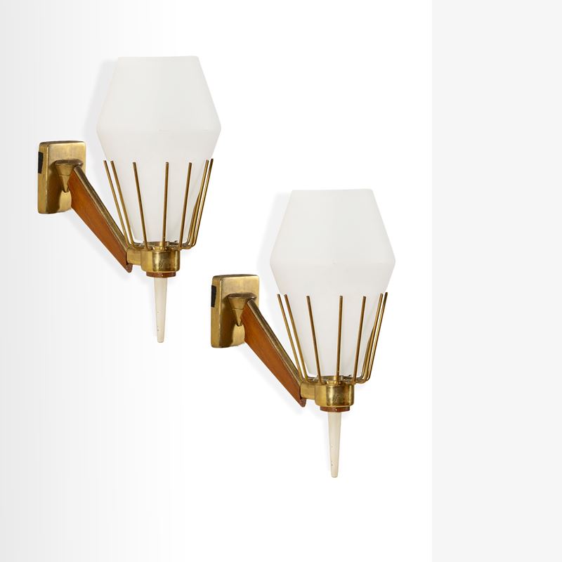 Manifattura italiana, Coppia di lampade da parete in legno, ottone e vetro opalino