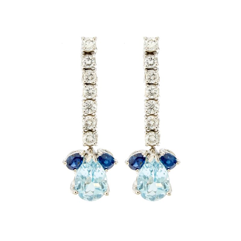 Orecchini pendenti in oro bianco 18kt con diamanti, acquamarine e zaffiri
