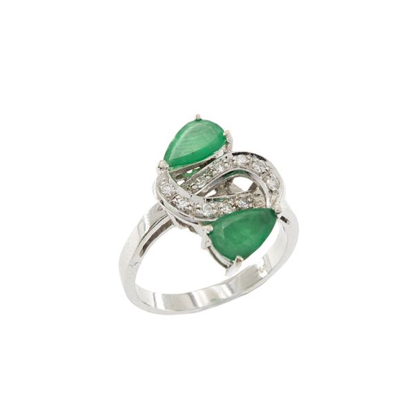 18kt white gold with emeralds and diamonds contrarié ring