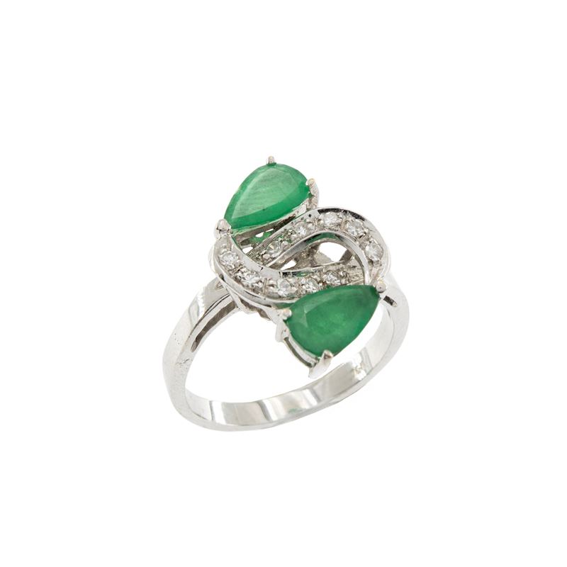 Anello contrarié in oro bianco 18kt con smeraldi e diamanti