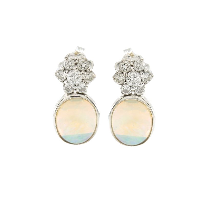 Orecchini pendenti in oro bianco 18kt con opali arlecchino e diamanti