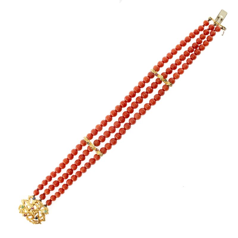 Bracciale a tre fili in corallo rosso con chiusura e elementi in oro giallo 18kt, rubini, zaffiri...