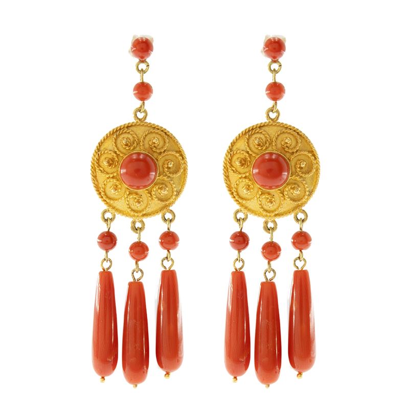 Orecchini pendenti in oro giallo 18kt con corallo rosso, 6 cm di lunghezza