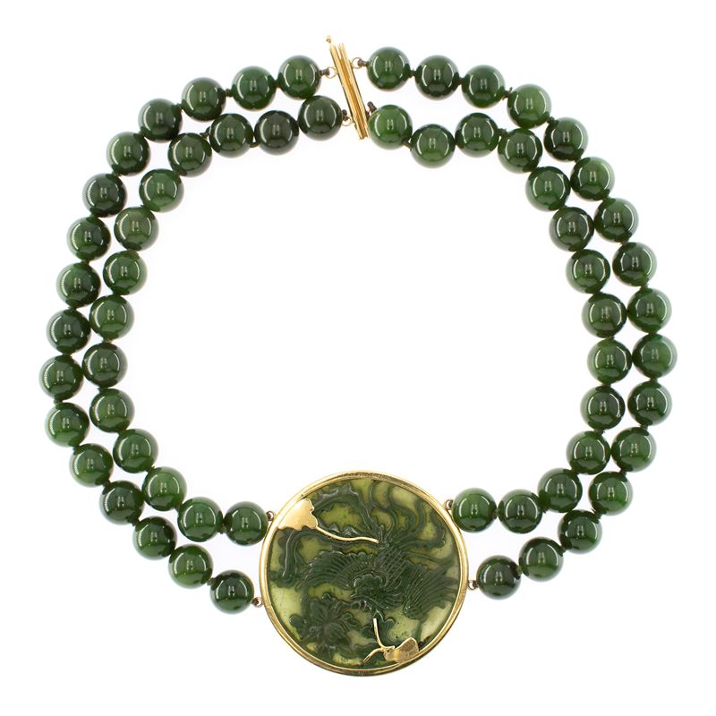 Collana a due fili in giada nefrite con pendente centrale in oro giallo 18kt
