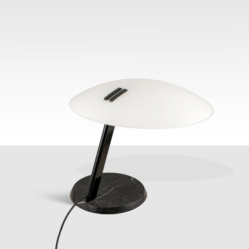 Bruno Gecchelin, Lampada da tavolo modello Perla, metallo verniciato, vetro opalino e base in mar...