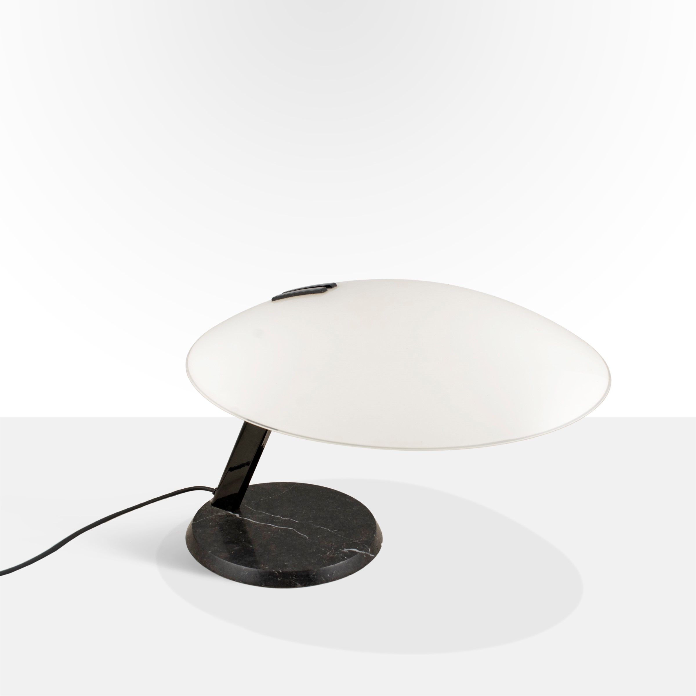 Bruno Gecchelin, Lampada da tavolo modello Perla, metallo verniciato, vetro opalino e base in mar...