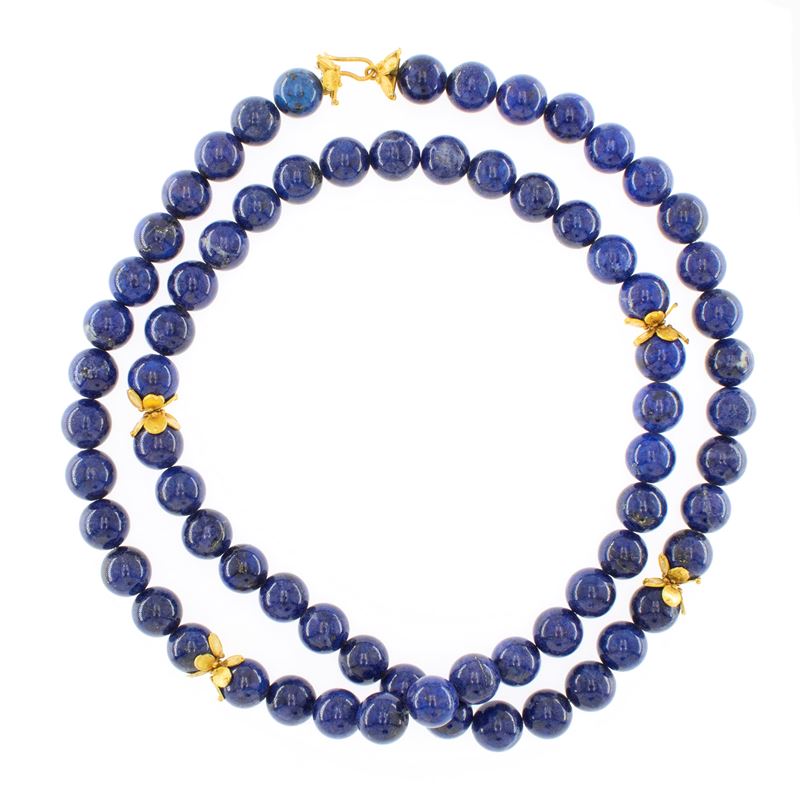 Collana in oro giallo 18kt con sfere di lapislazzuli, lunghezza 73 cm