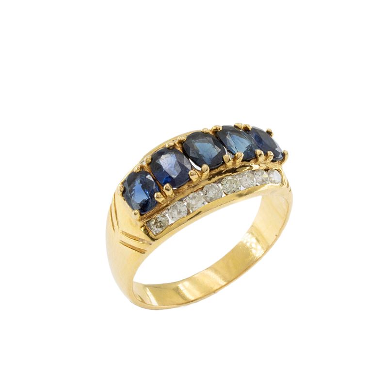 Anello a fascia in oro giallo 18 kt con zaffiri ovali e diamanti