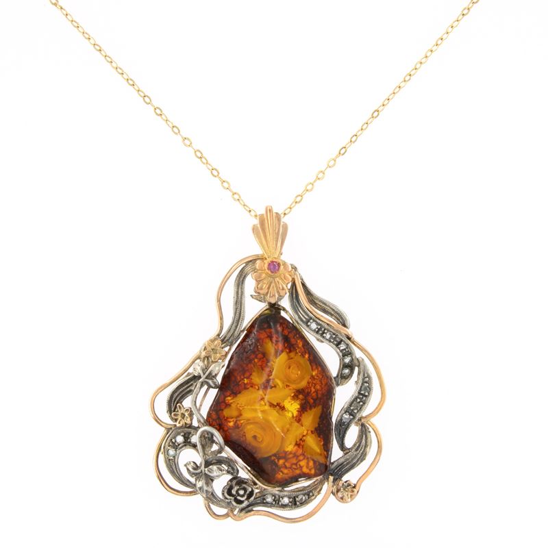 Pendente in oro, argento e ambra con fiore interno e rose di diamante