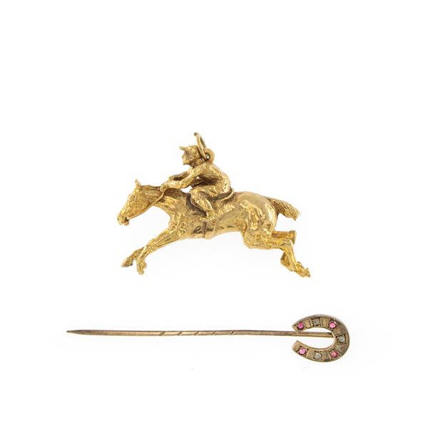 Pendente raffigurante cavallo con fantino e spillone ferro di cavallo  (primi 900)  - Asta Gioielli e Orologi Web Only - Colasanti Casa d'Aste