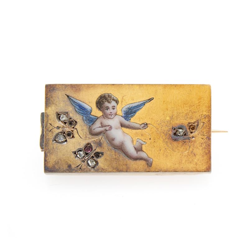Antica spilla in oro giallo 9 kt con smalto policromo raffigurante putto alato