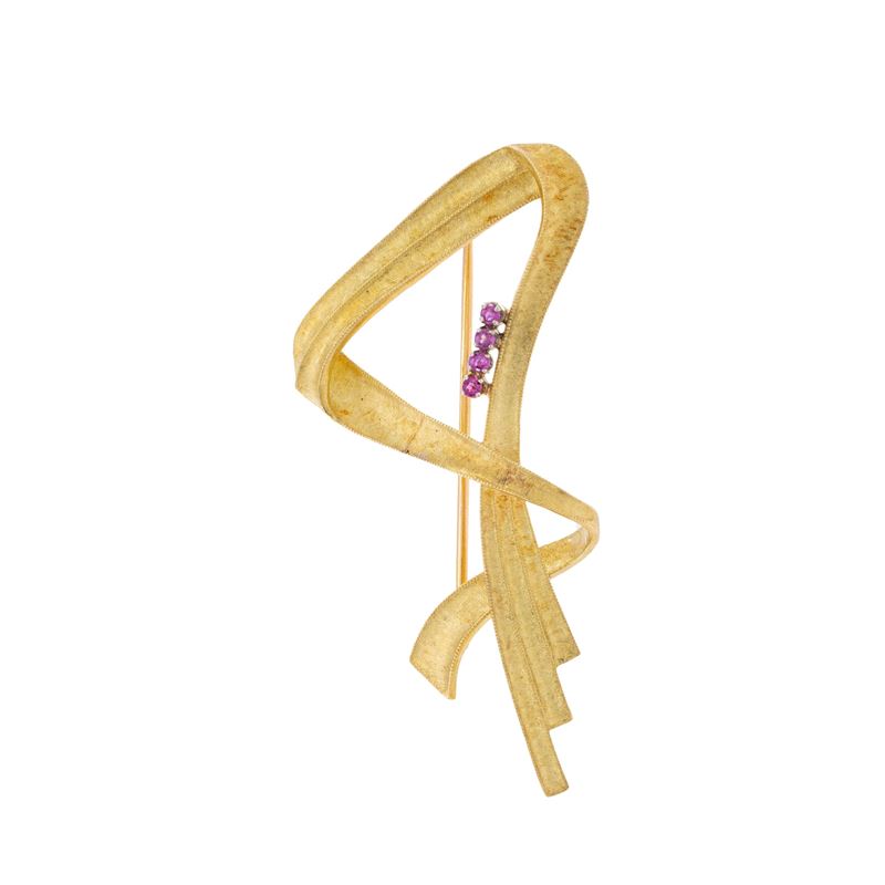 Spilla scultura in oro giallo satinato 18 kt con rubini