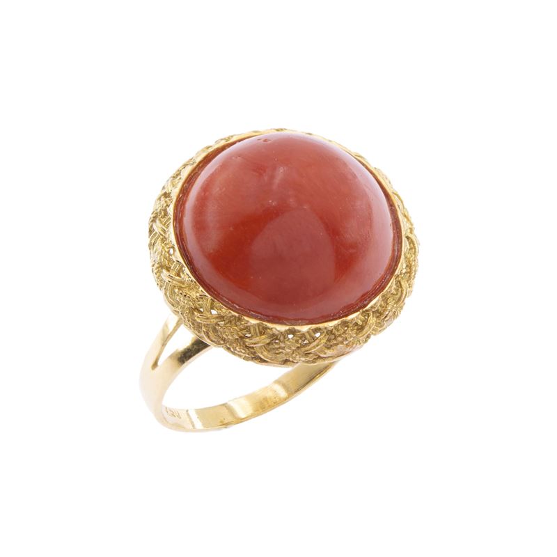Anello in oro giallo 18kt con corallo rosso cabochon