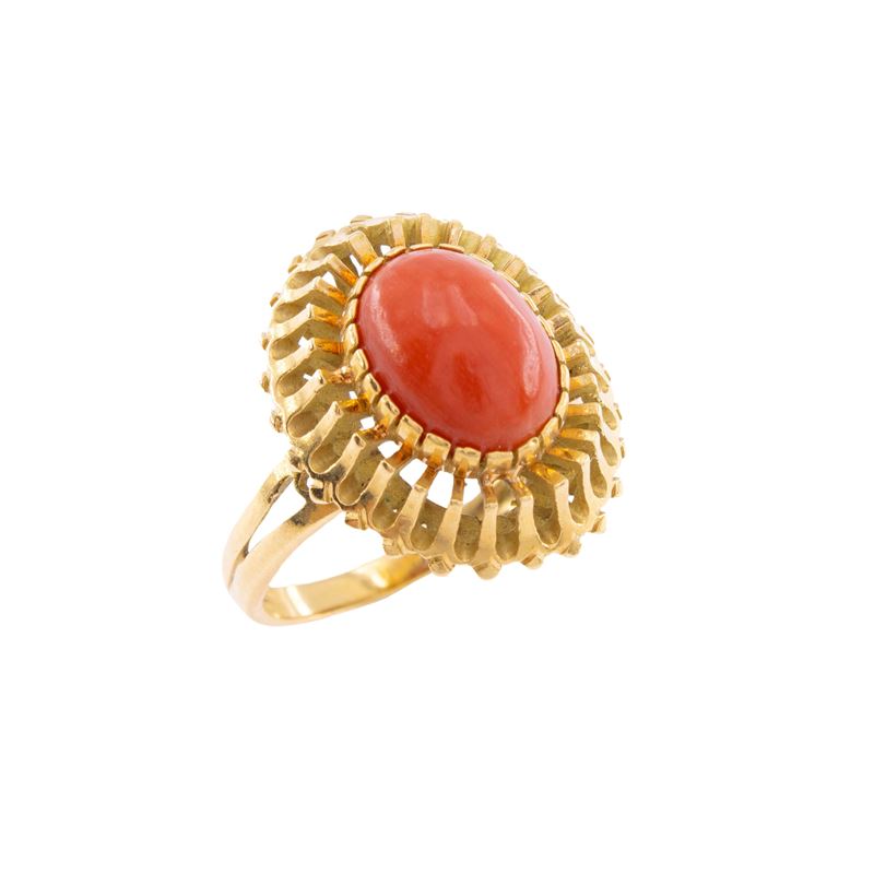 Anello in oro giallo 18kt con corallo rosso cabochon ovale