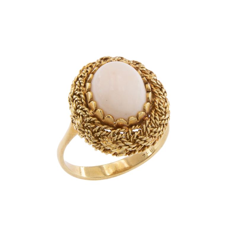 Anello in oro giallo 18kt con cabochon di corallo rosa, misura 9