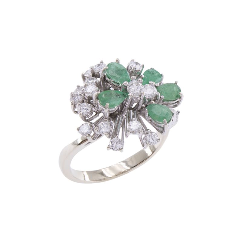 Anello in oro bianco 18kt con diamanti e smeraldi