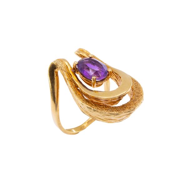 18kt yellow gold and oval cut amethyst ring