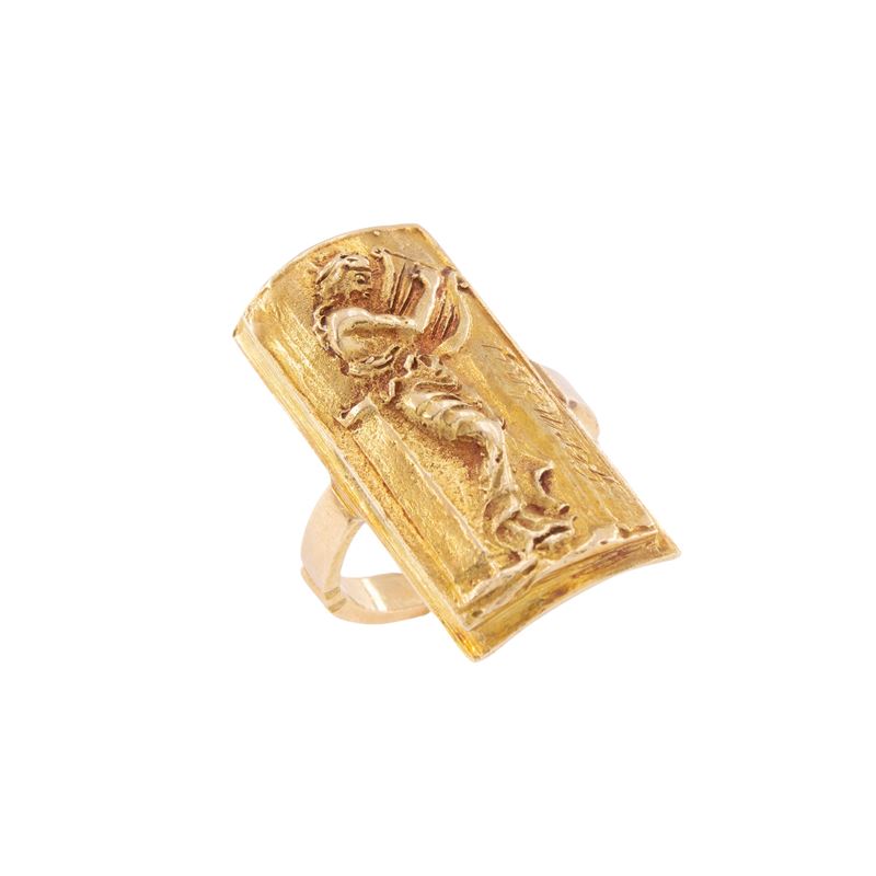 Germano Frascati, Anello in oro giallo 18 kt scolpito ed inciso, raffigurante una musicante