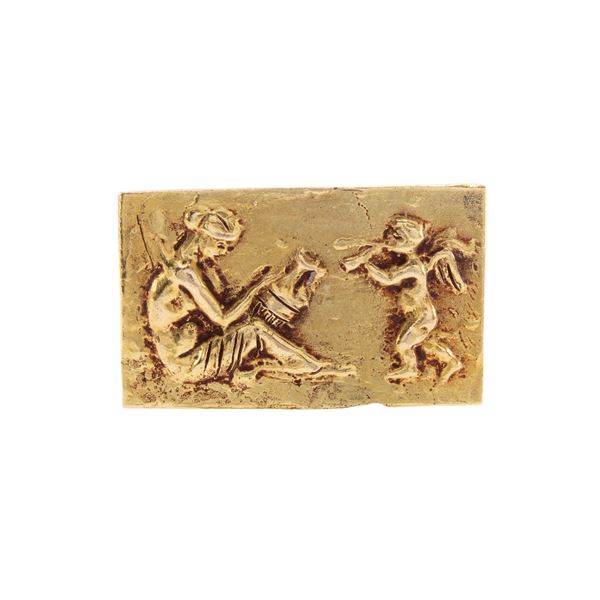 Spilla in oro giallo 18kt scolpita a raffigurare scena mitologica