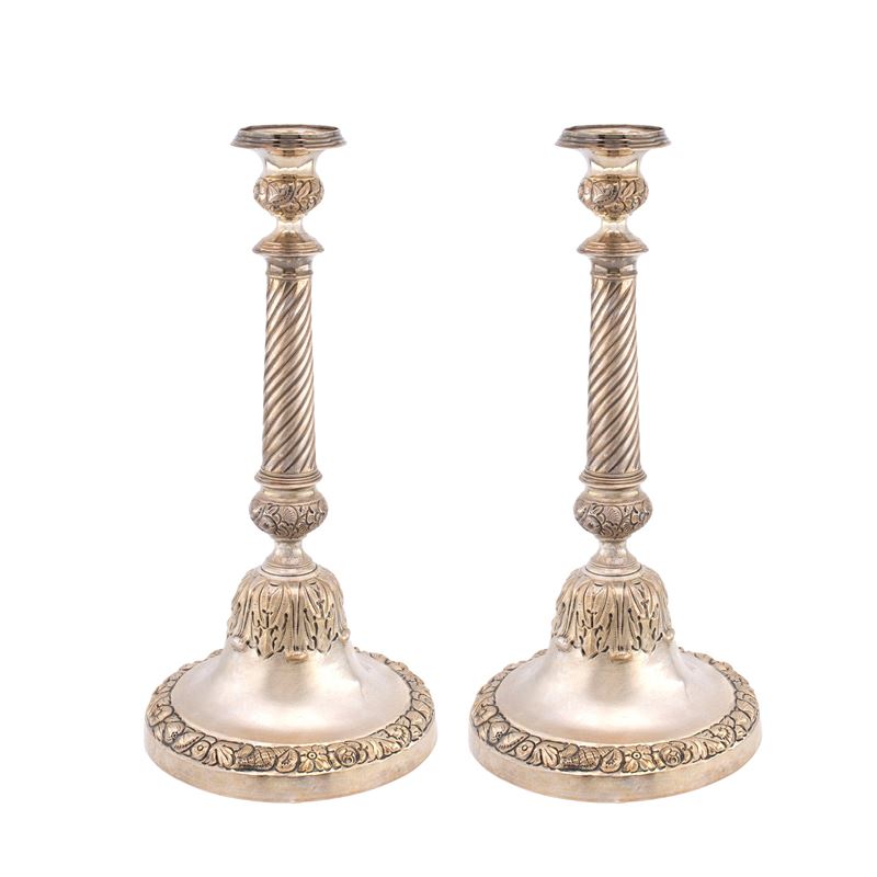 Coppia di candelieri in argento, base circolare decorata e stelo troncoconico, Napoli XIX secolo