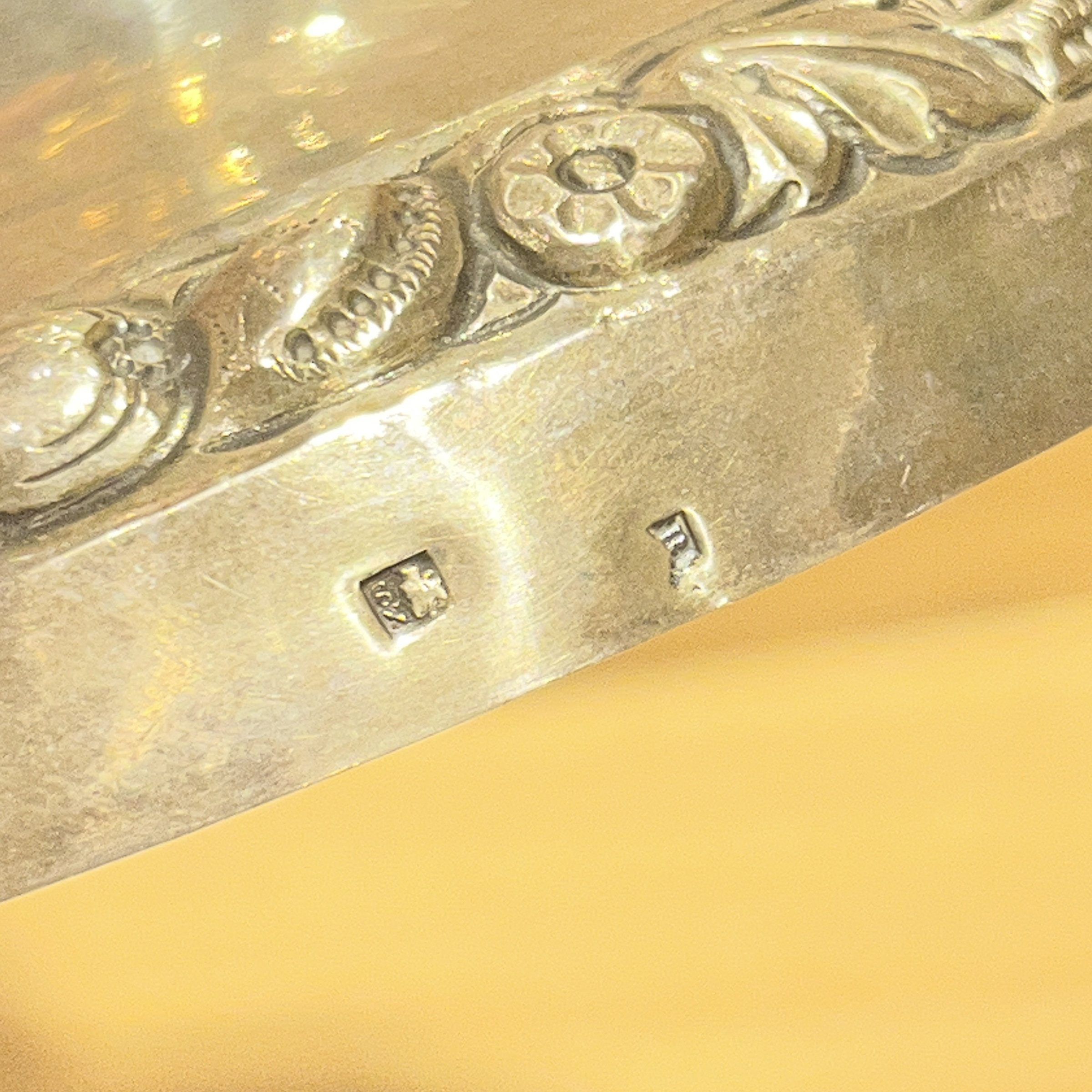 Coppia di candelieri in argento, base circolare decorata e stelo troncoconico, Napoli XIX secolo